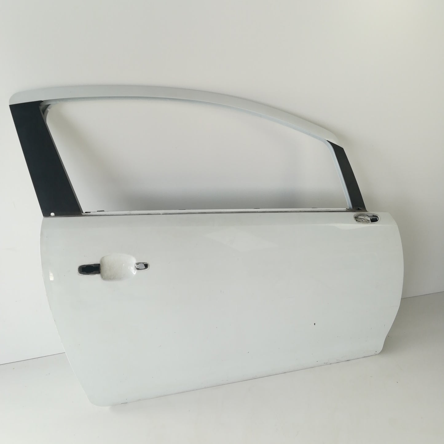 Врата предна дясна бяла Z474 Opel Corsa D 2/3 врати