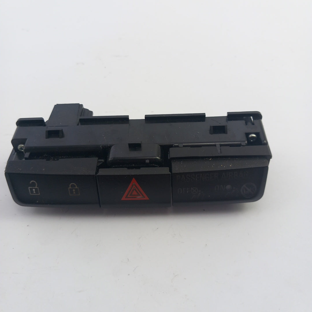 Бутон аварийни светлини централно Opel Zafira C Tourer