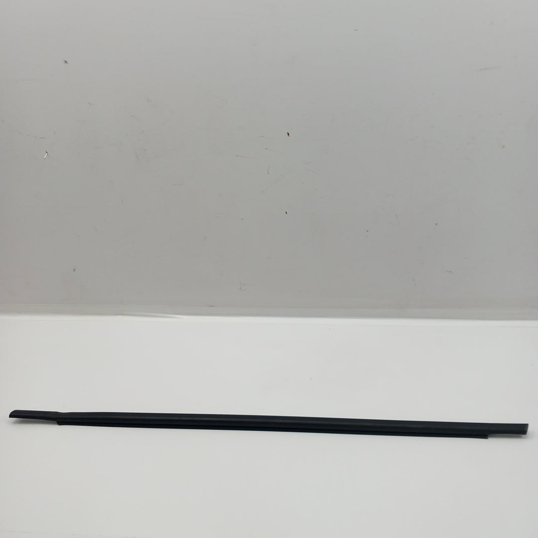 Лайстна стъкло на врата предна лява външна Opel Corsa E 5 врати