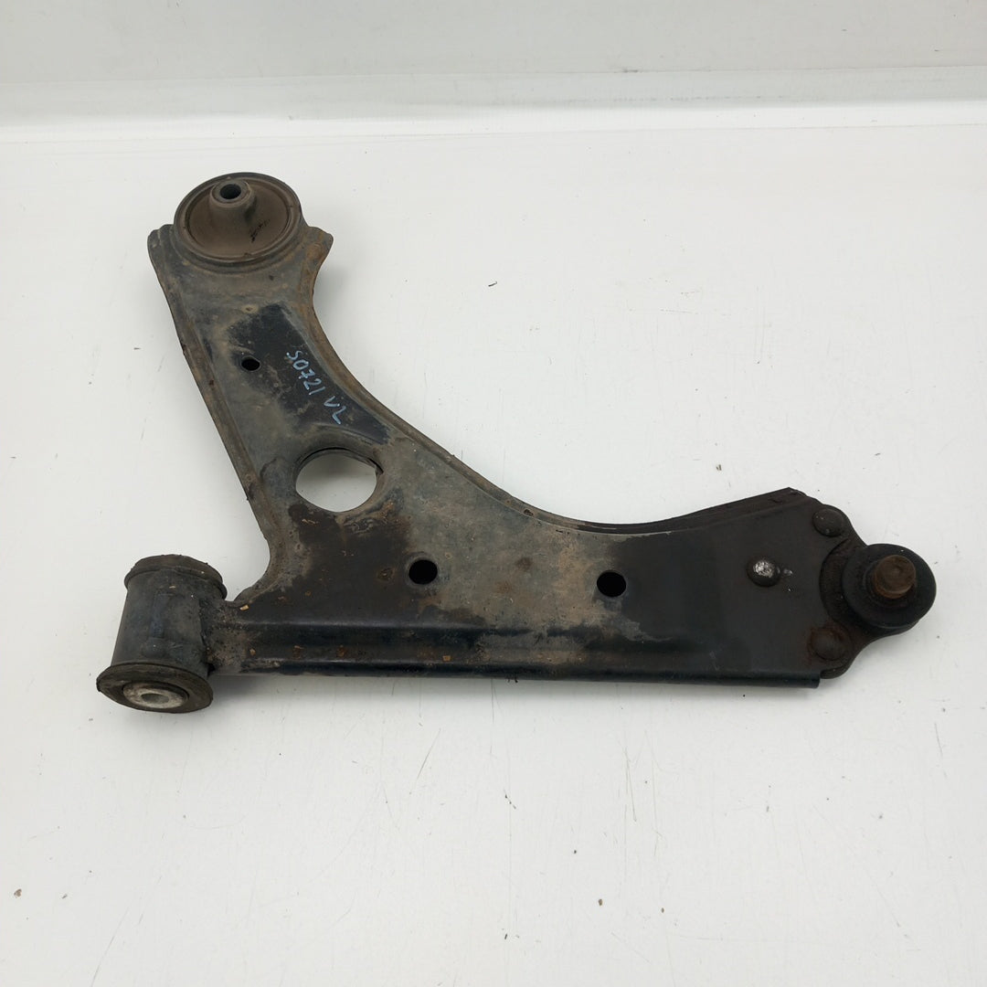 Носач преден ляв Opel Corsa D