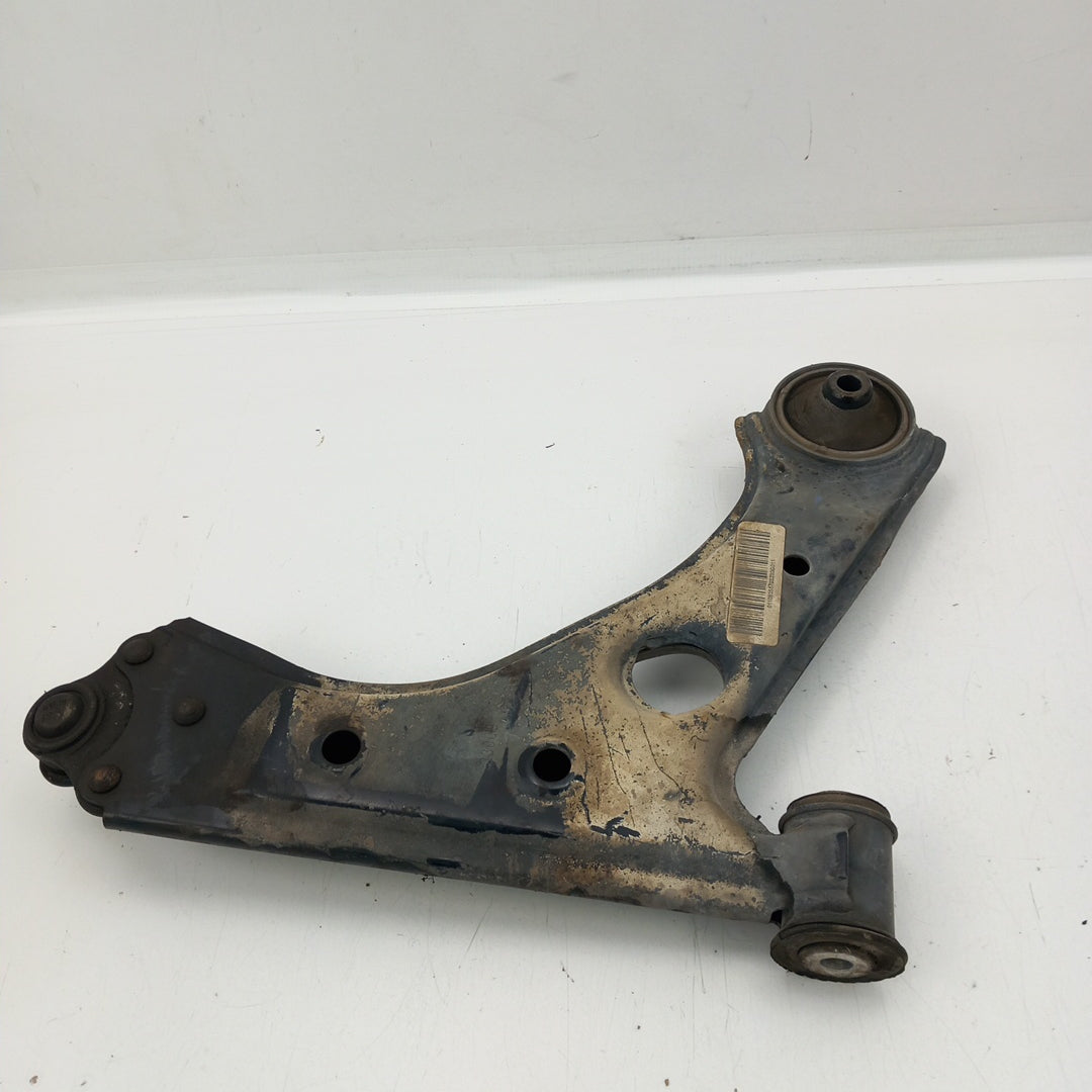 Носач преден ляв Opel Corsa D