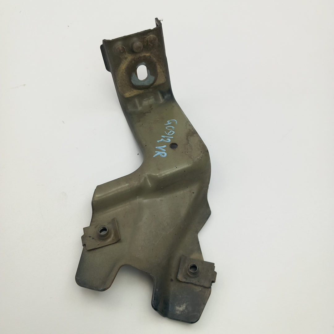 Държач калник преден десен Opel Insignia A