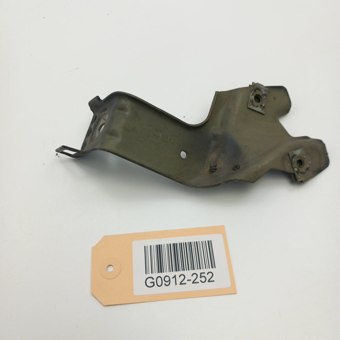 Държач калник преден десен Opel Insignia A