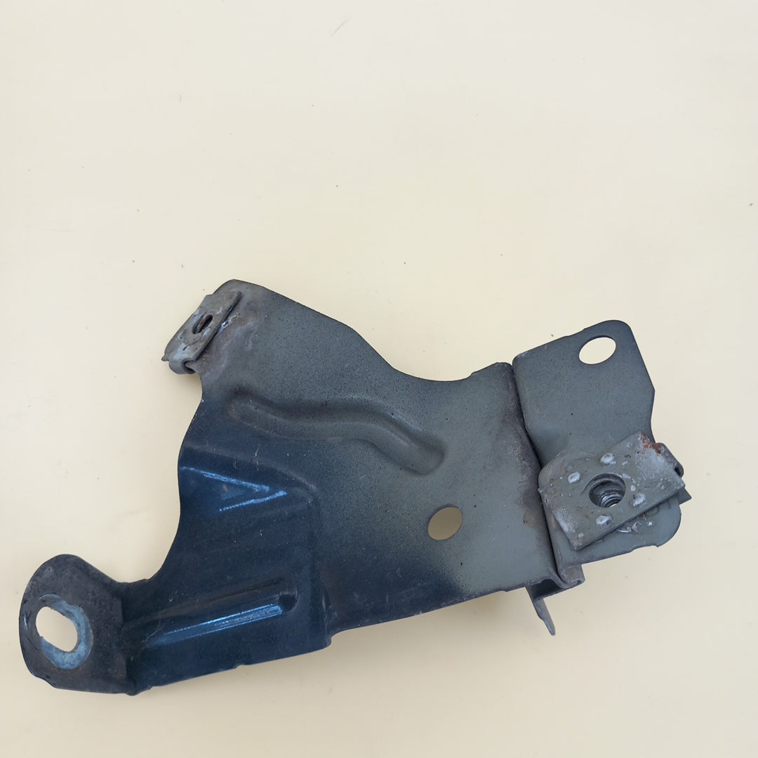 Държач калник преден десен черен Opel Zafira C Tourer