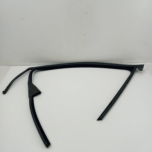 Уплътнение стъкло предна лява врата Opel Astra J 5 врати