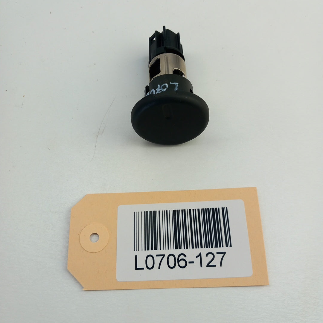 Букса аксесоари 12V отзад Opel Antara