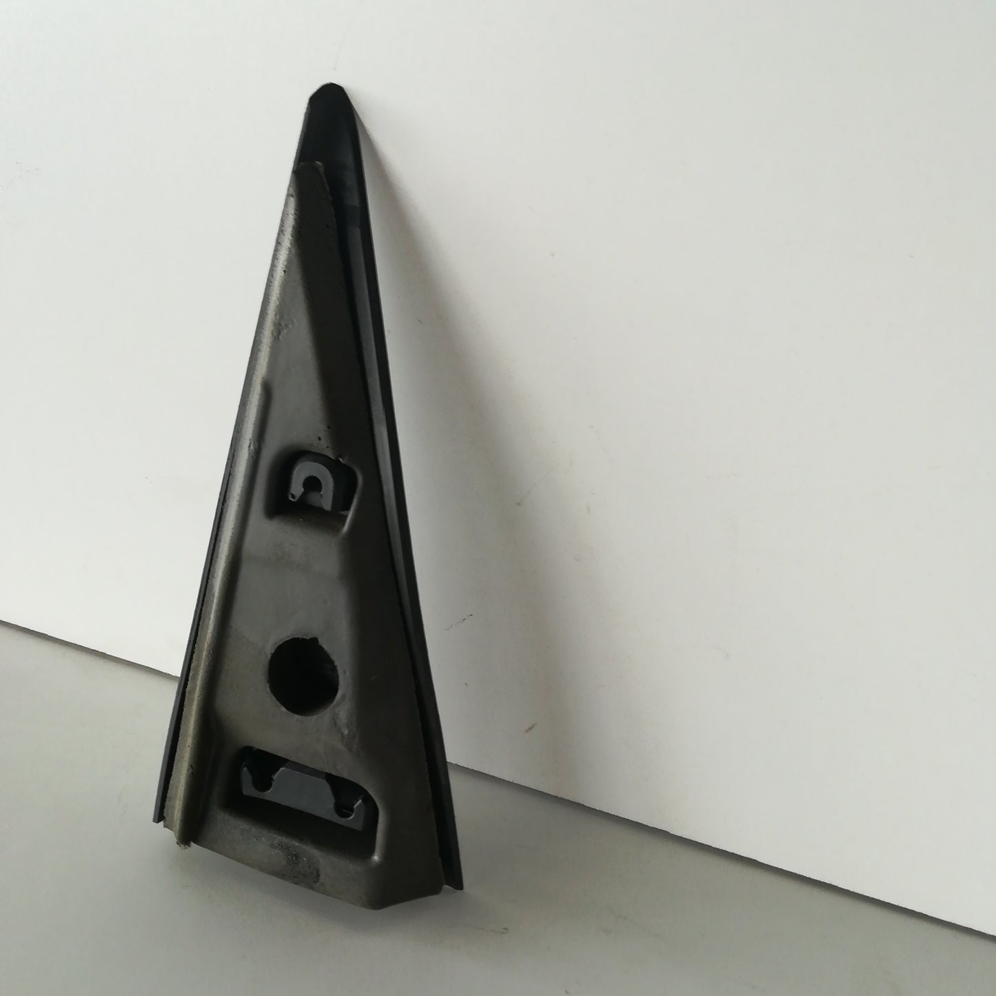 Пластмасов капак триъгълен отзад вътре ляво Meriva A