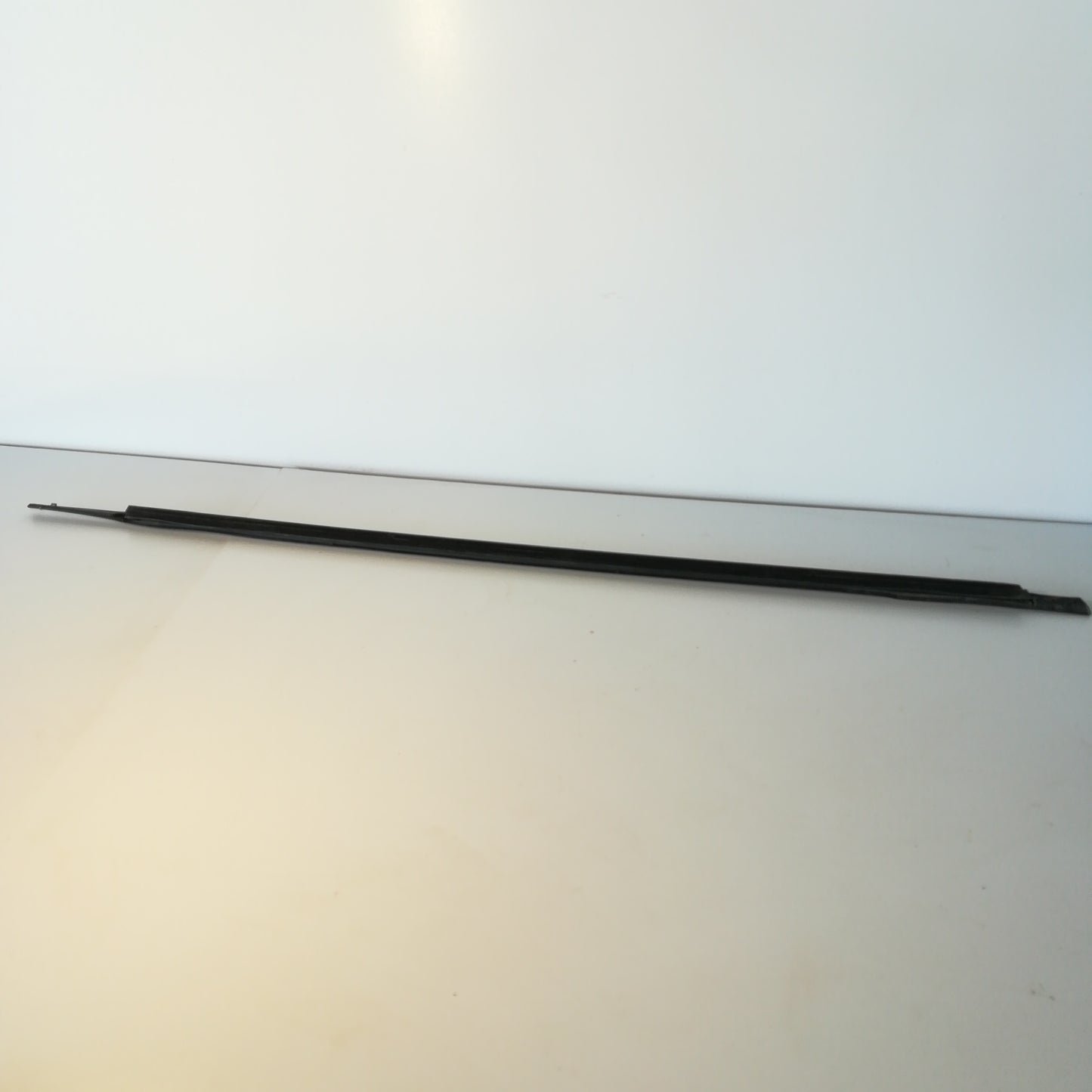 Лайсна прозорец външна предна лява врата Opel Corsa D