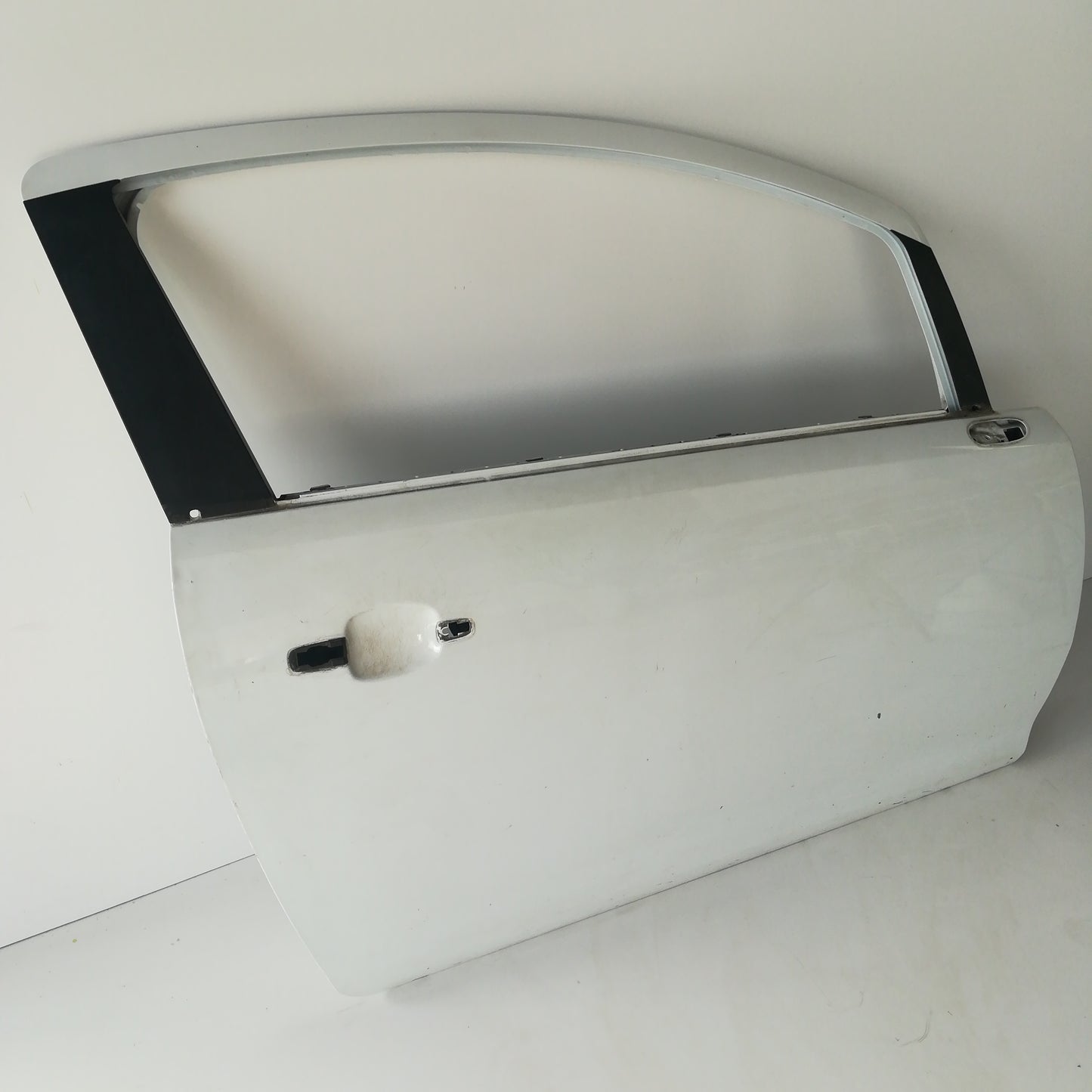 Врата предна дясна бяла Z474 Opel Corsa D 2/3 врати