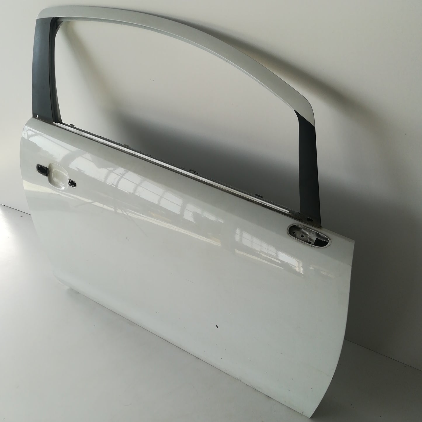 Врата предна дясна бяла Z474 Opel Corsa D 2/3 врати