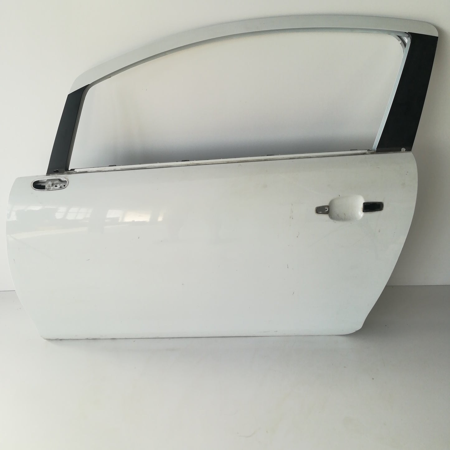 Врата предна лява бяла Z474 Opel Corsa D 2/3 врати