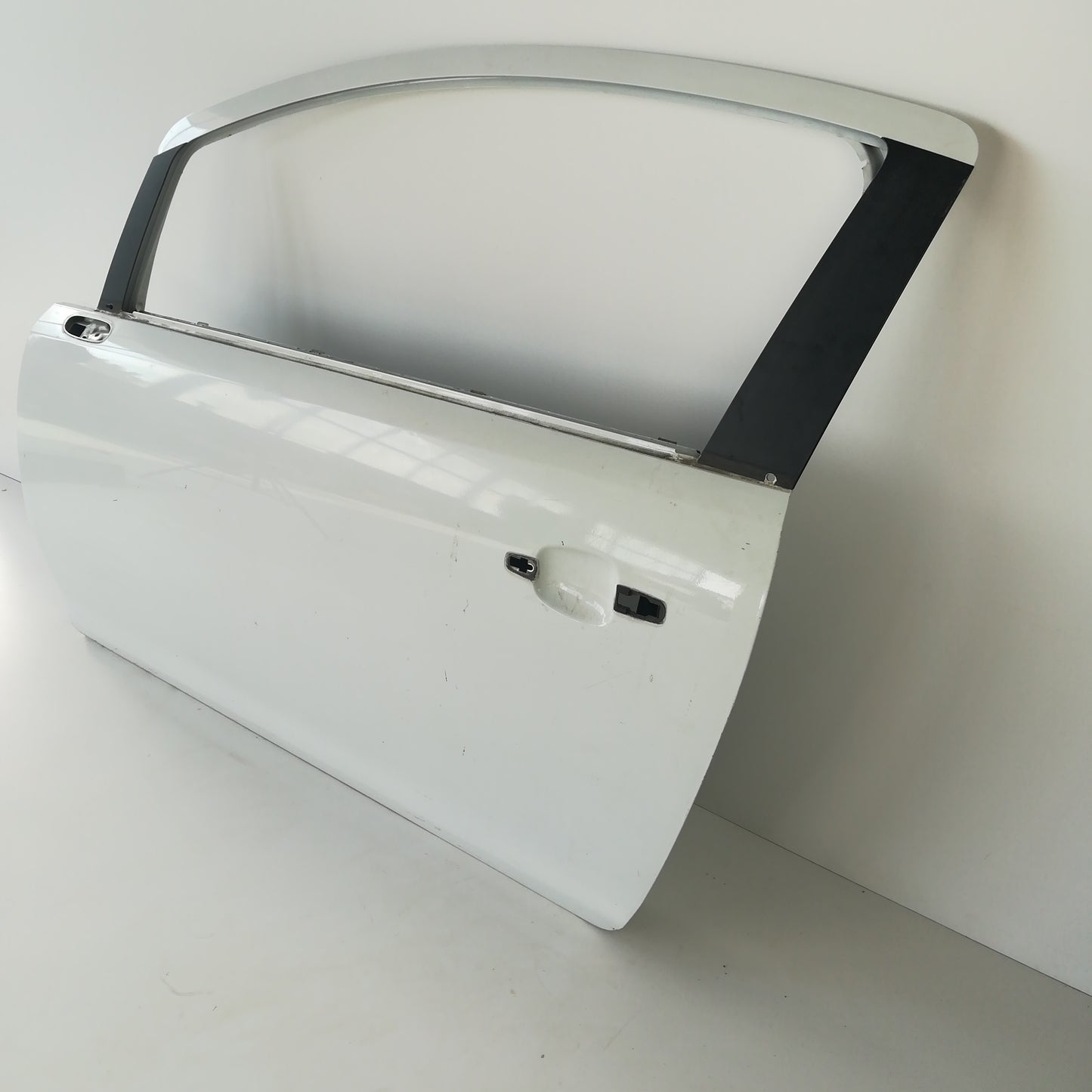 Врата предна лява бяла Z474 Opel Corsa D 2/3 врати