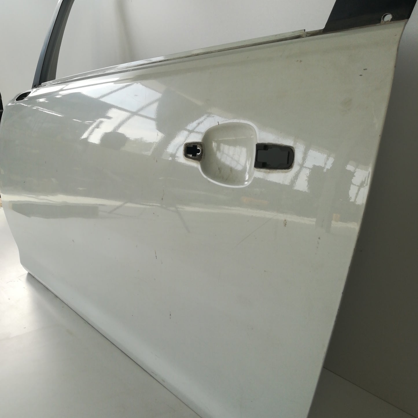 Врата предна лява бяла Z474 Opel Corsa D 2/3 врати