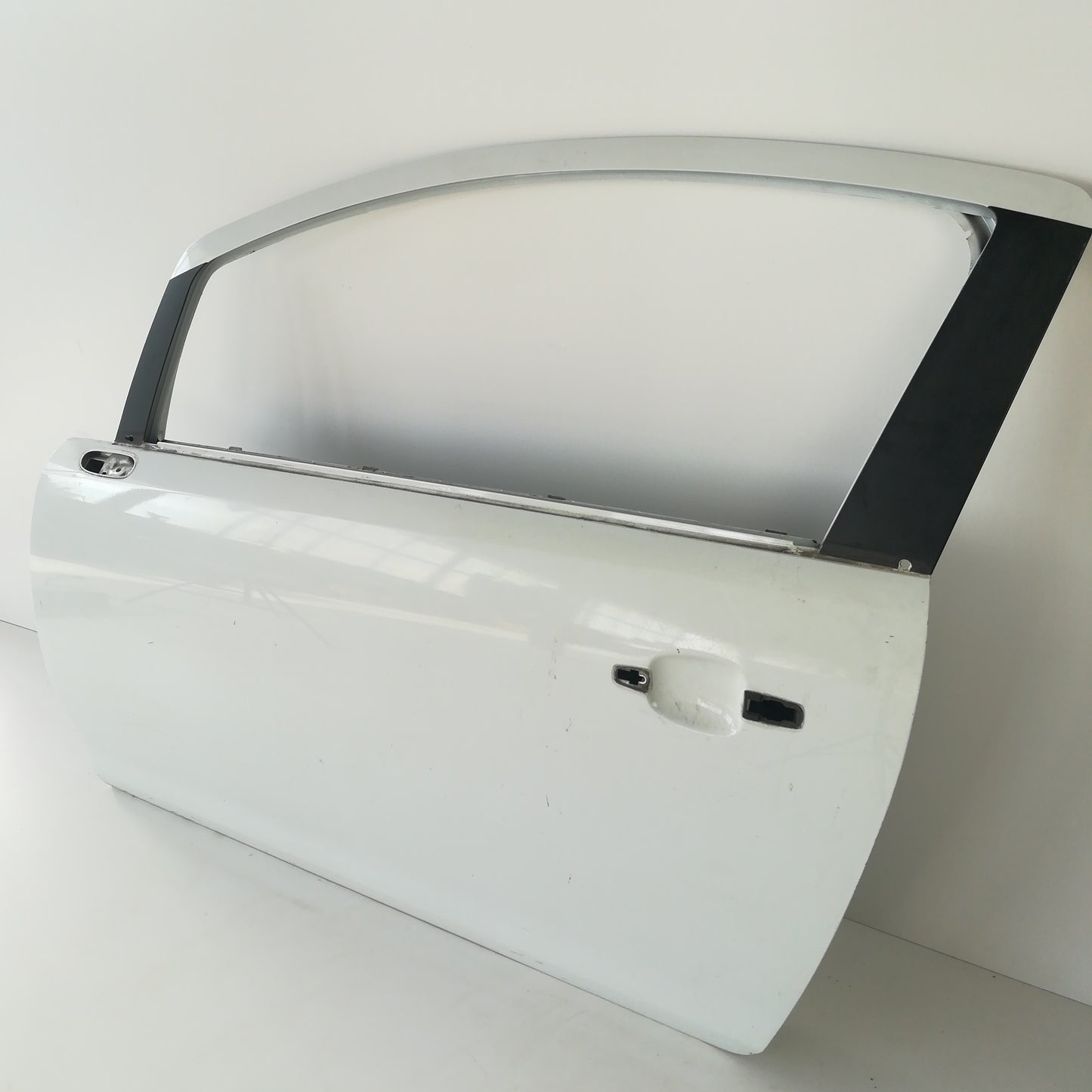 Врата предна лява бяла Z474 Opel Corsa D 2/3 врати