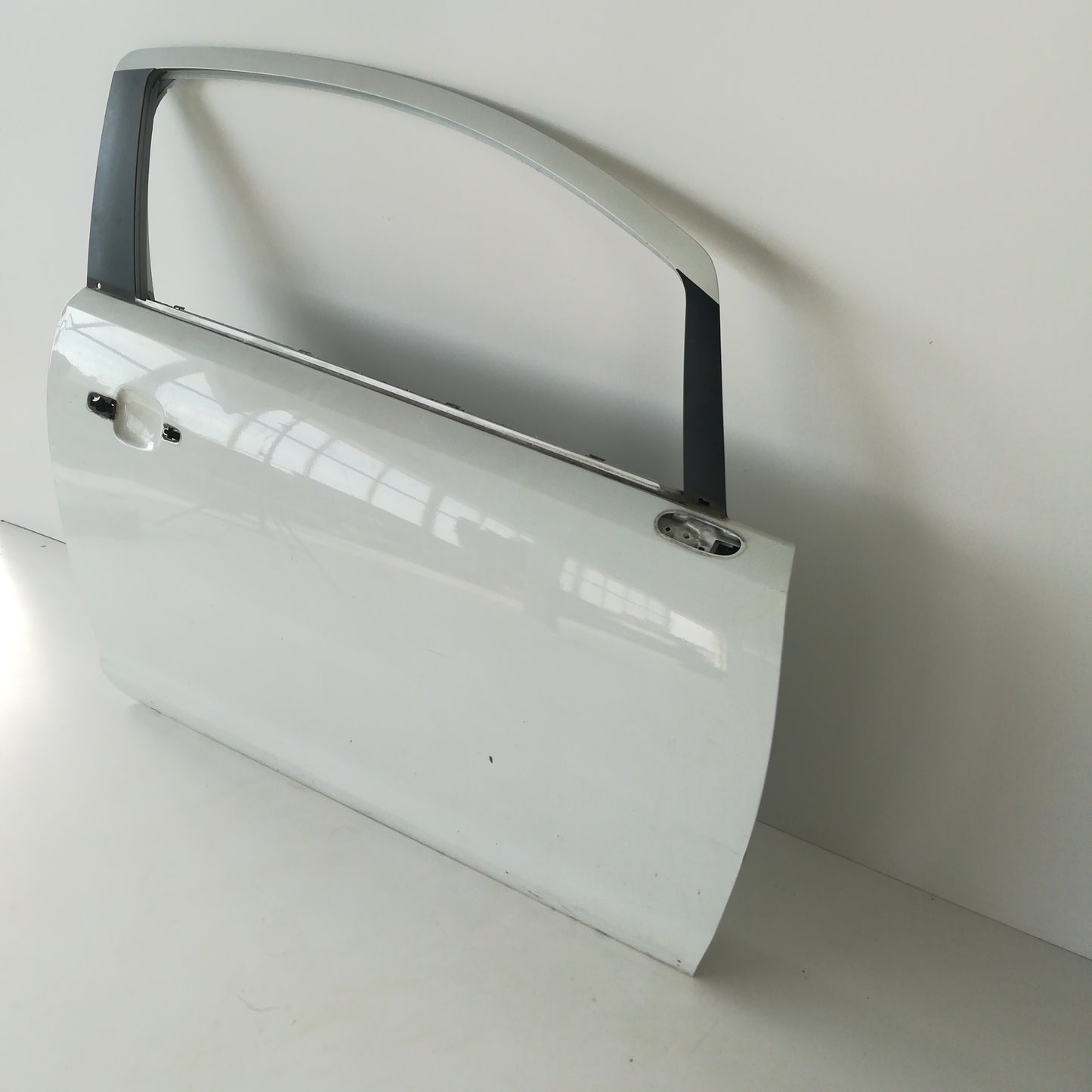 Врата предна дясна бяла Z474 Opel Corsa D 2/3 врати