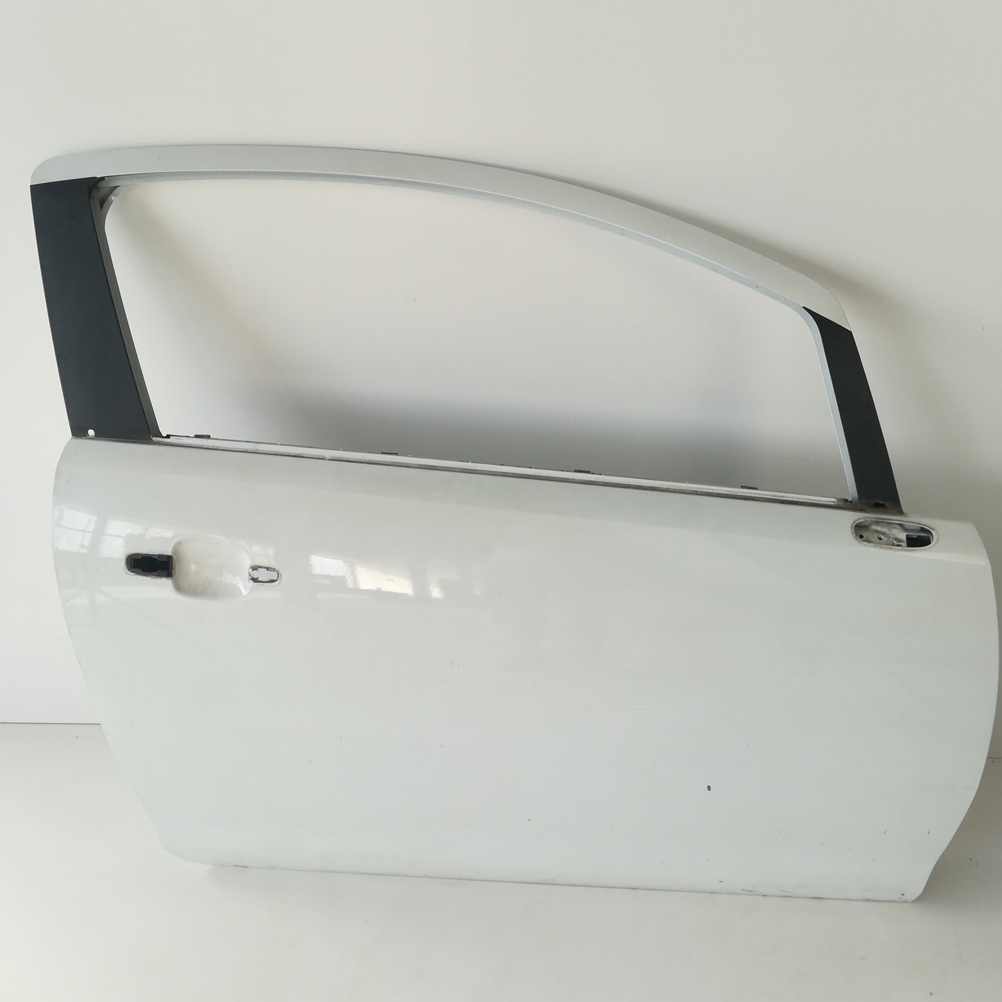 Врата предна дясна бяла Z474 Opel Corsa D 2/3 врати