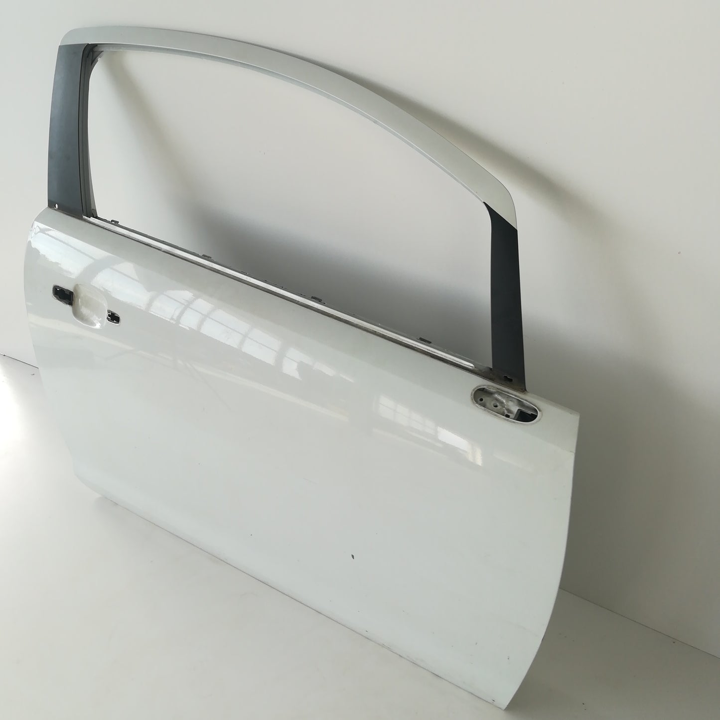 Врата предна дясна бяла Z474 Opel Corsa D 2/3 врати