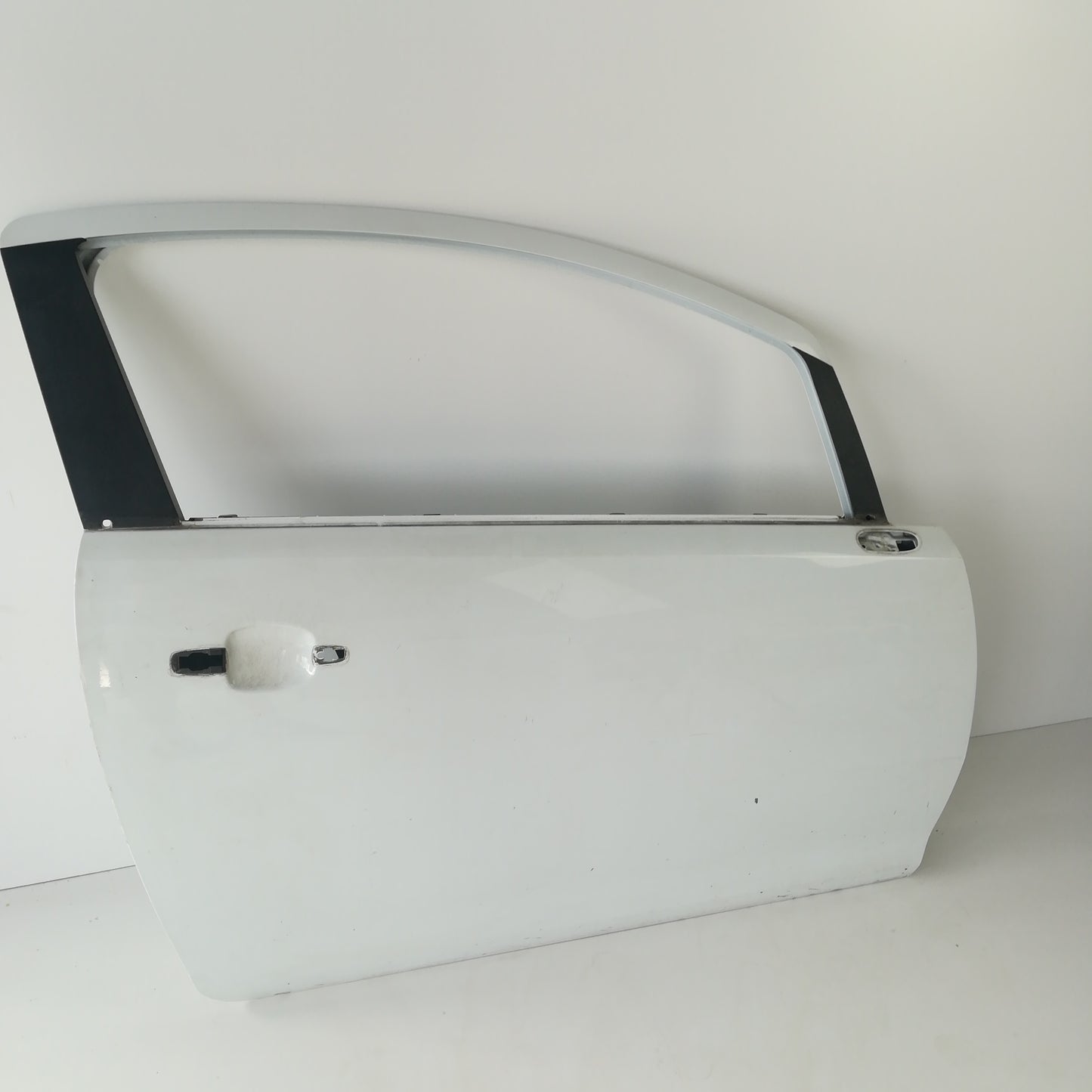 Врата предна дясна бяла Z474 Opel Corsa D 2/3 врати