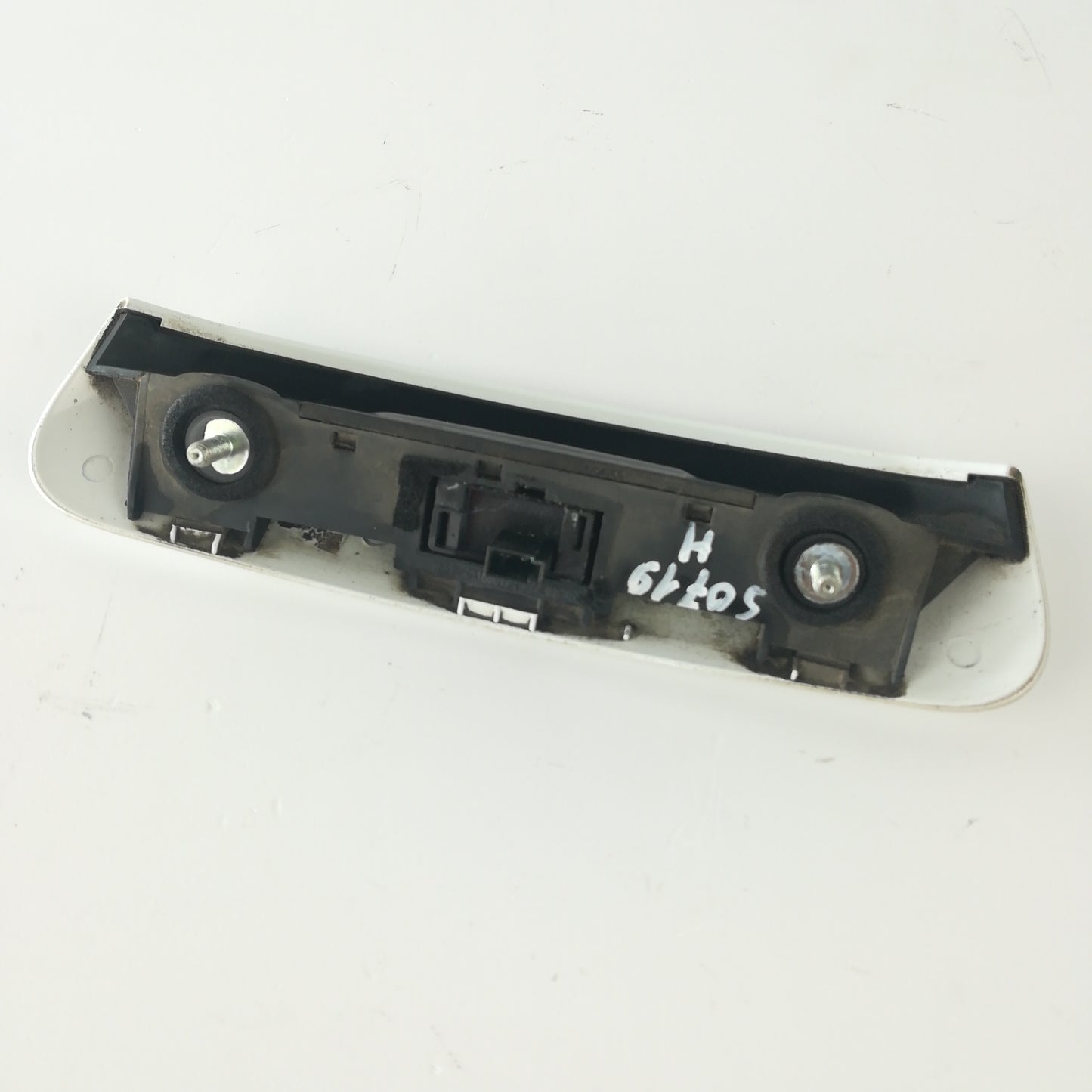 Дръжка бяла Z474 врата багажник Opel Corsa D