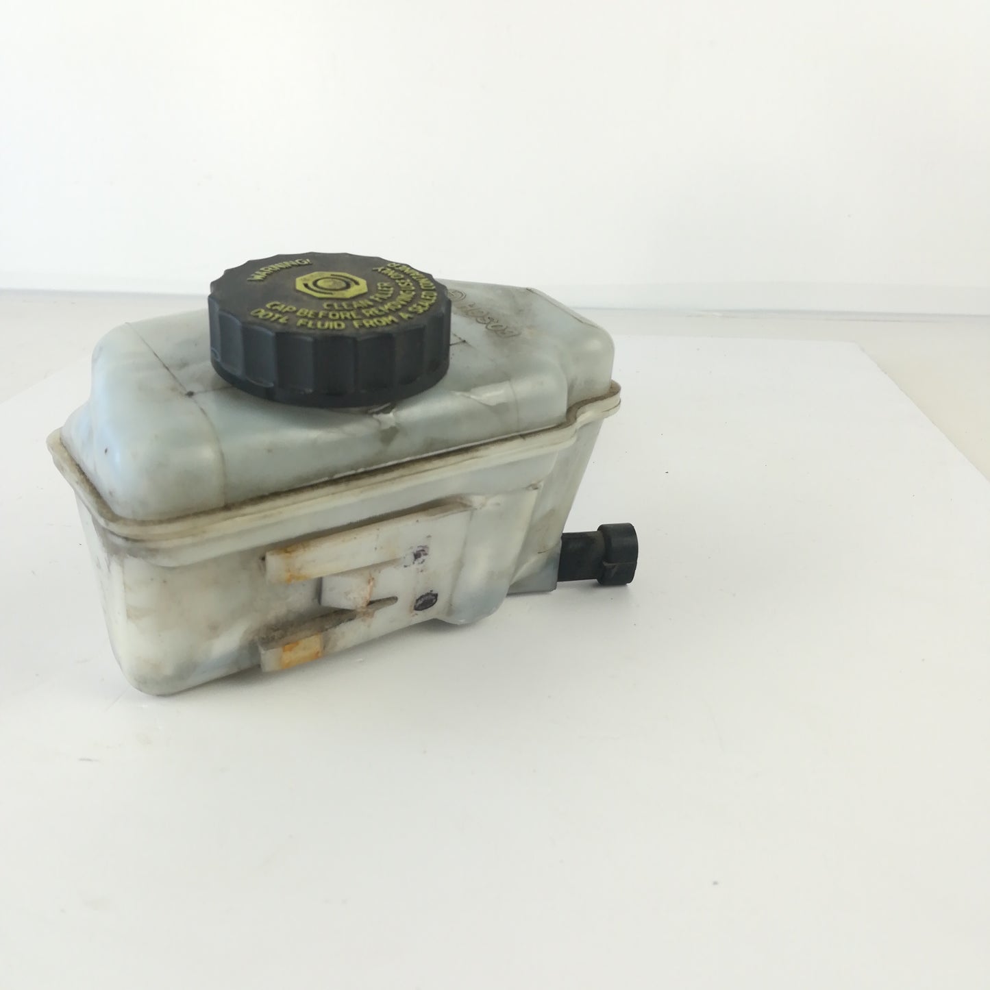 Резервоар спирачна течност главен цилиндър RHD десен волан Opel Corsa D