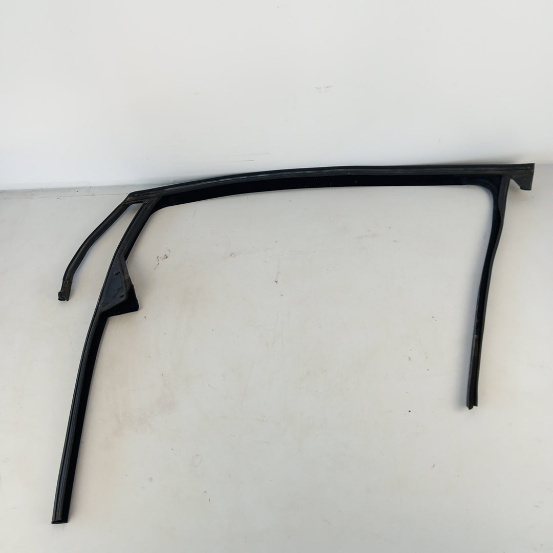 Уплътнение прозорец лява предна врата хромиран капак Opel Astra J 5 врати