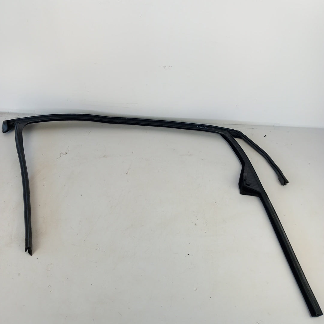 Уплътнение прозорец лява предна врата хромиран капак Opel Astra J 5 врати