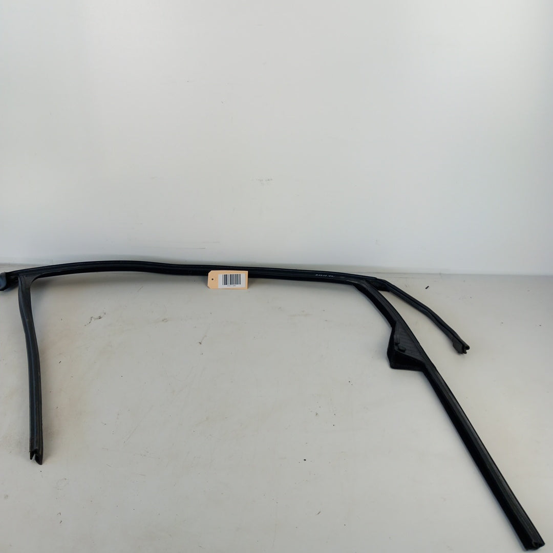 Уплътнение прозорец лява предна врата хромиран капак Opel Astra J 5 врати