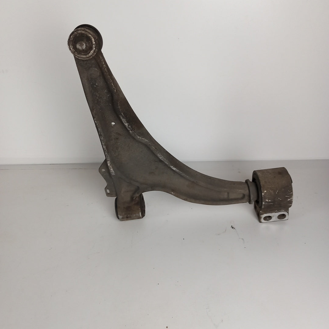 Носач ляв преден Opel Astra J