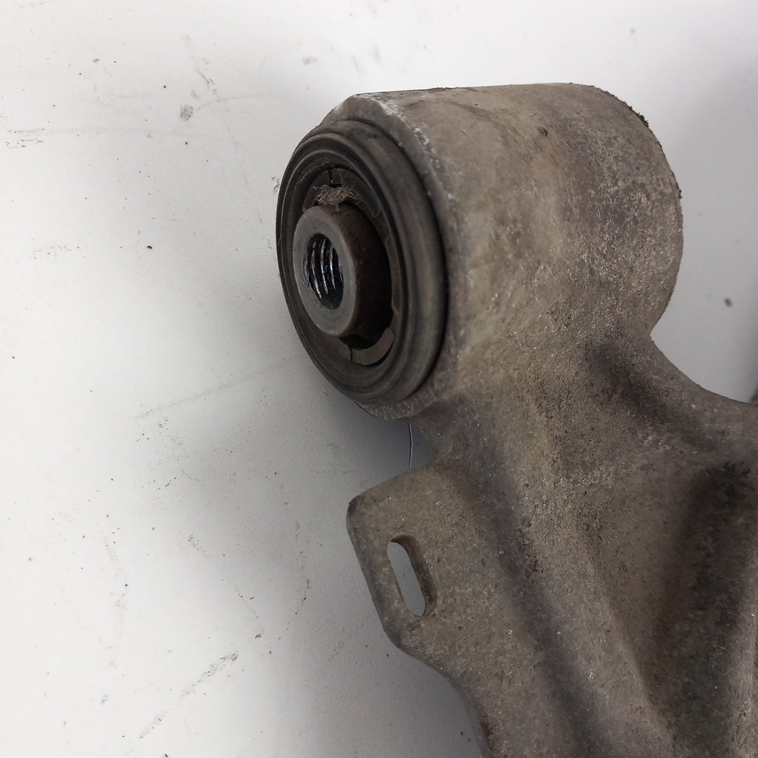 Носач ляв преден Opel Astra J