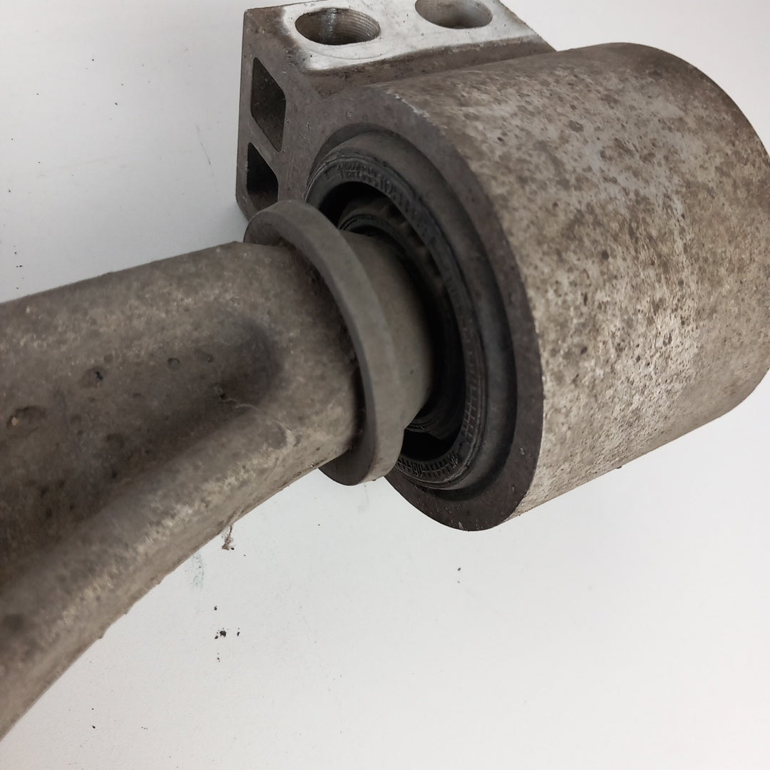 Носач ляв преден Opel Astra J