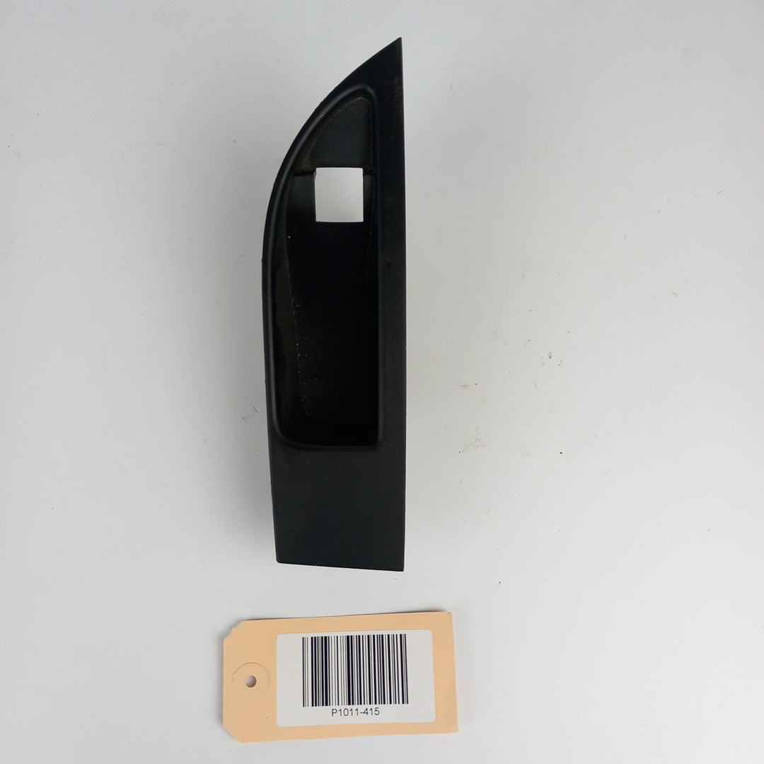 Кутия дясна копче заден повдигач десен прозорец  Opel Astra J 5 врати