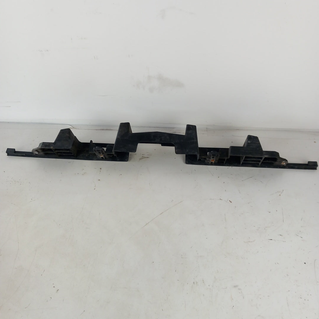 Държач централен предна броня Opel Astra J